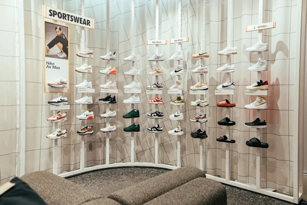 Interior de Nike Well Collective - Brickell en Downtown Miami con zapatillas de rendimiento y bienestar