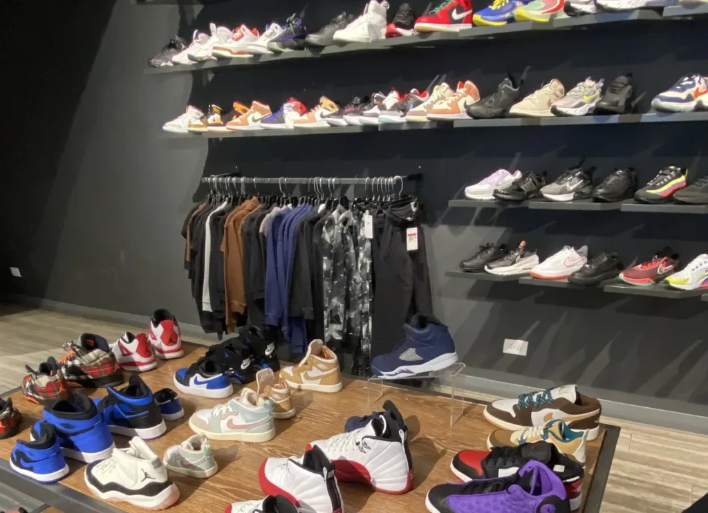 Las mejores tiendas de zapatillas de Chicago: tu guía definitiva para encontrar el par perfecto Ninety Two Sneakers and Apparel Tienda Ninety Two Sneakers and Apparel en Back of the Yards con zapatillas accesibles