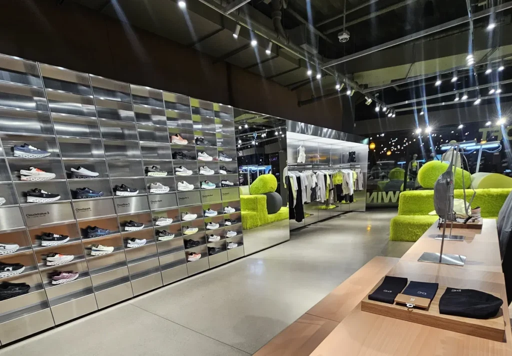 Las mejores tiendas de zapatillas de Chicago: tu guía definitiva para encontrar el par perfecto On Flagship Store Chicago Rush Street Tienda On Flagship Store Chicago con zapatillas ligeras y tecnológicas para running