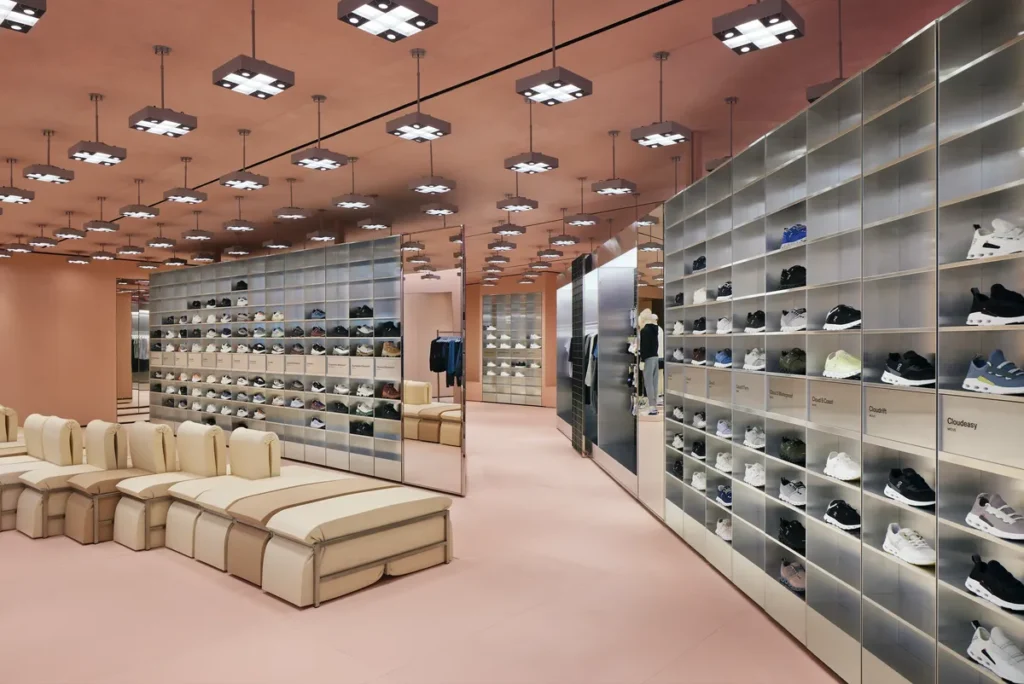 Interior de On Store Miami Design District con zapatillas de running de alto rendimiento