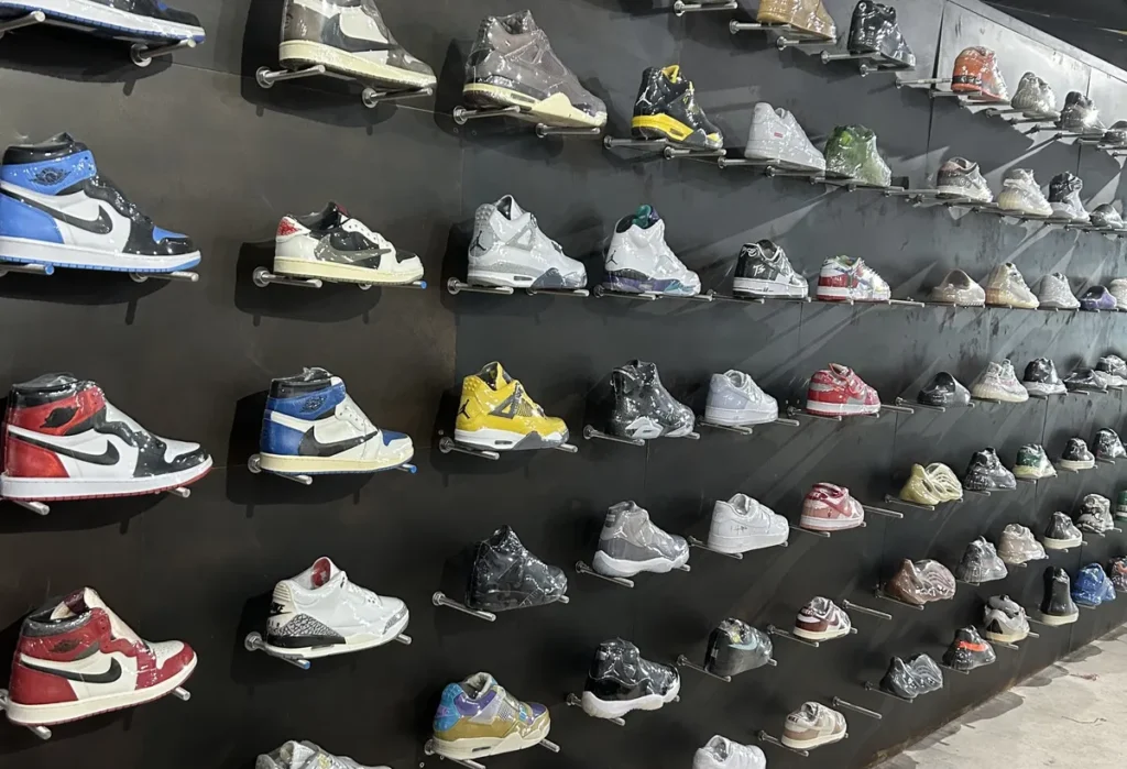 Interior de Origins Miami en Wynwood con zapatillas premium y streetwear