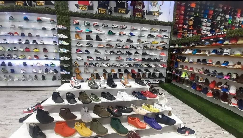Interior de Purple Carpet en North Miami con zapatillas premium y streetwear