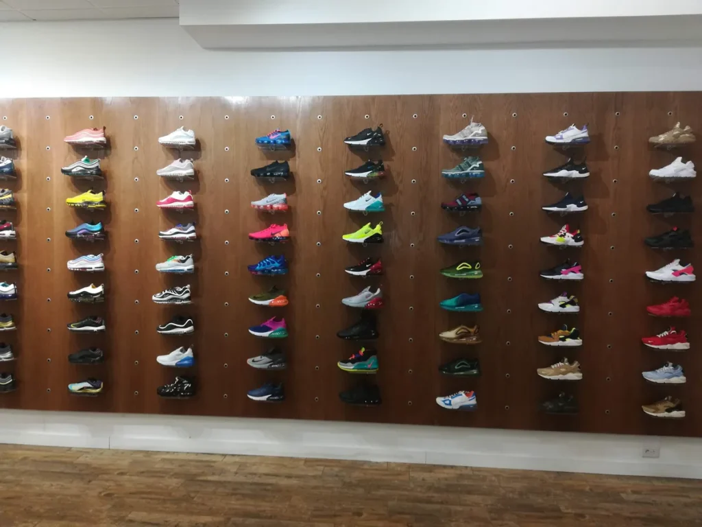 Tienda SNIPES en la Washington Avenue en Miami Beach con una variedad de zapatillas deportivas y streetwear