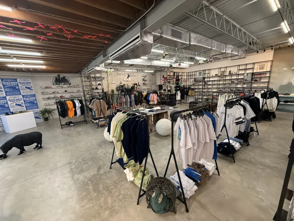 Interior de Shoe Gallery en Little Haiti con zapatillas raras y colaboraciones exclusivas