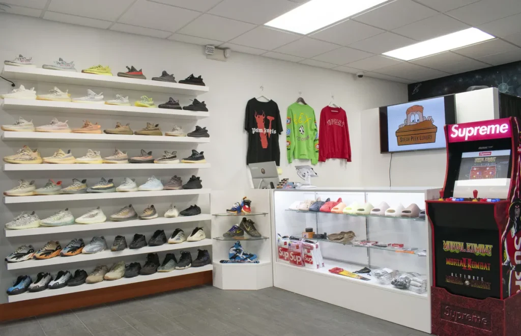 Interior de Sneak Peek Luxury en Downtown Miami con zapatillas de edición limitada y streetwear