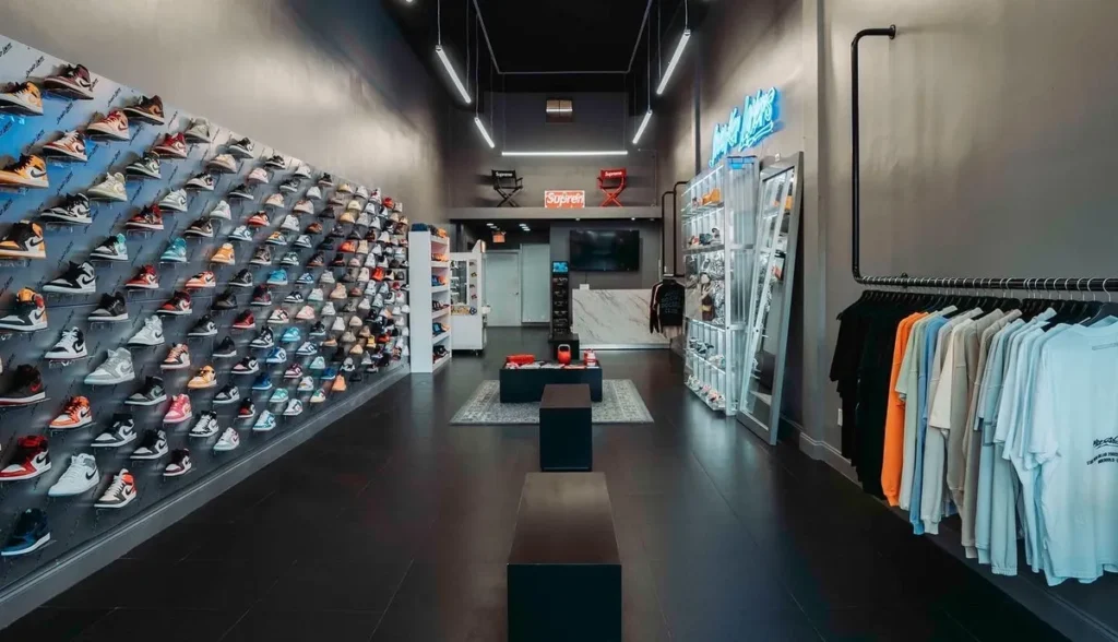Interior de Sneaker Lovers en el Sawgrass Mills en Sunrise con zapatillas de edición limitada
