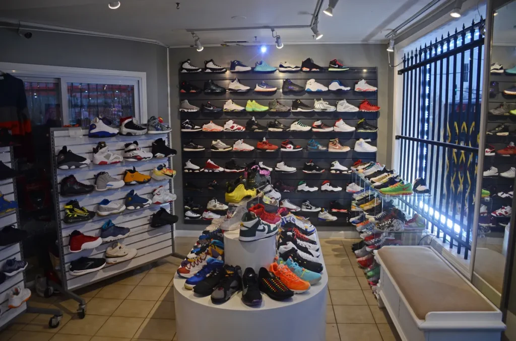 Las mejores tiendas de zapatillas de Chicago: tu guía definitiva para encontrar el par perfecto Sneaker Spa Chicago Tienda Sneaker Spa Chicago en Bridgeview con servicios de limpieza y restauración de zapatillas