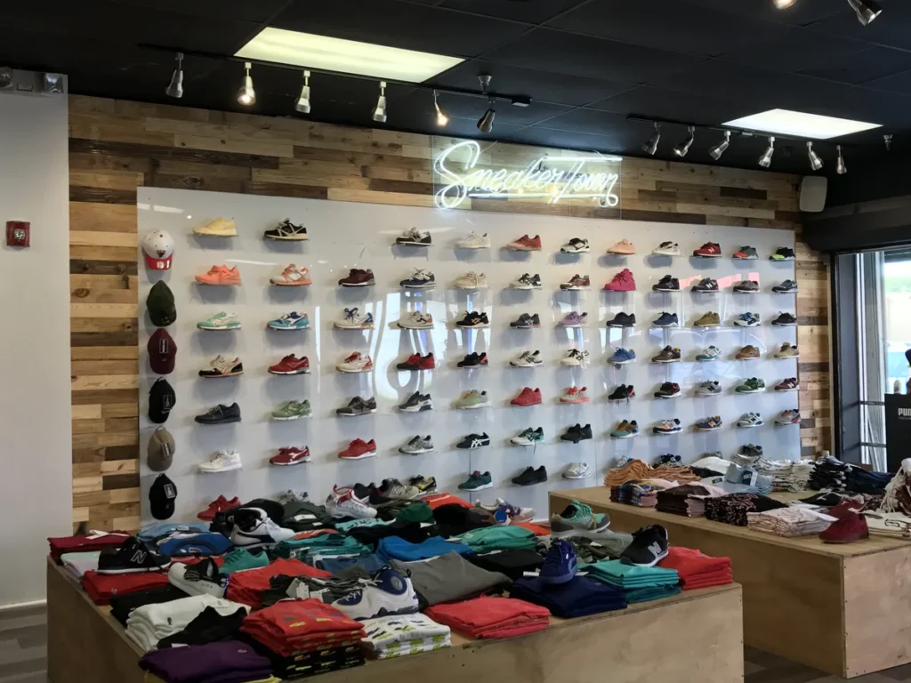 Interior de Sneaker Town en Cutler Bay con zapatillas deportivas y streetwear