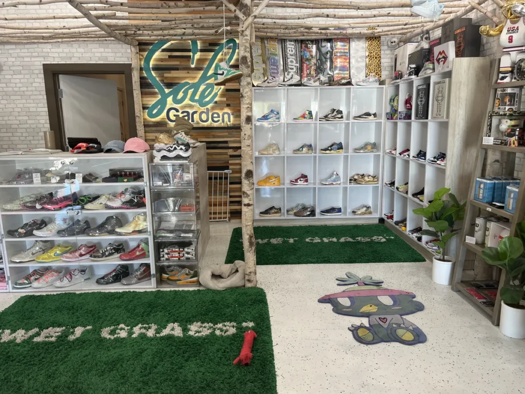 Interior de Sole Garden en Wynwood con zapatillas premium y streetwear