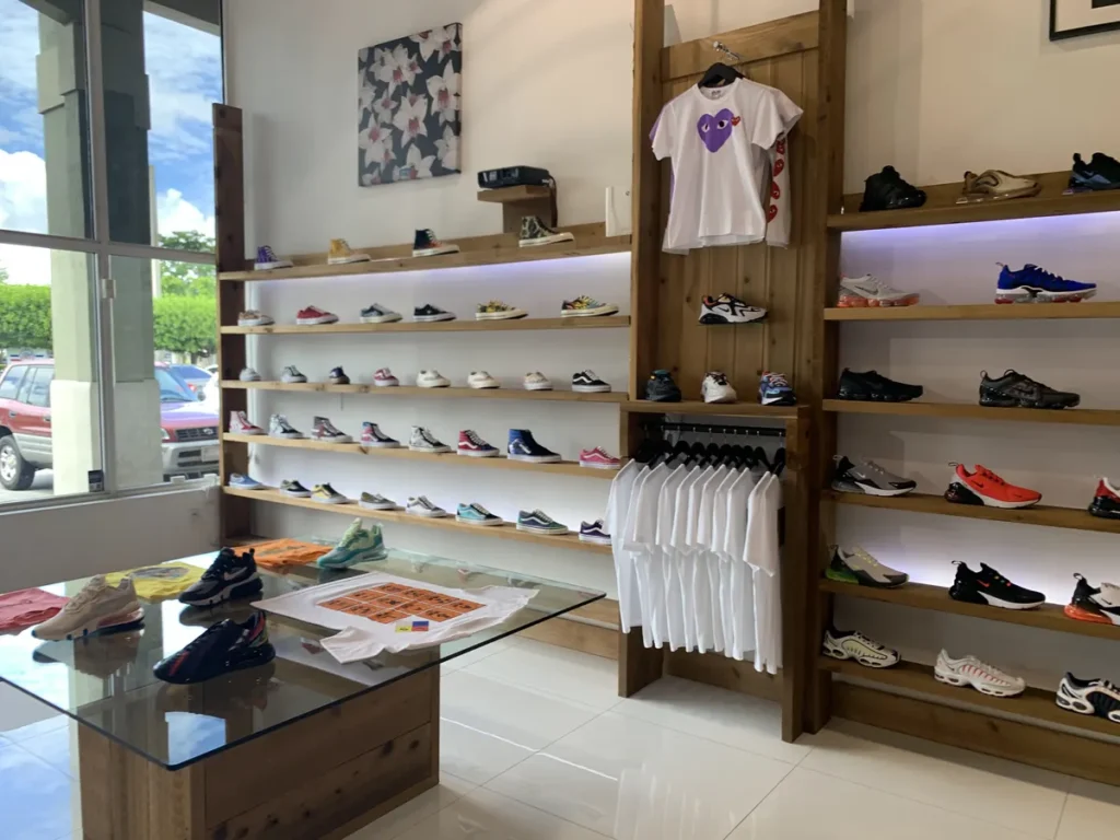 Interior de SoleFly Sneaker Boutique en South Miami con zapatillas de edición limitada y colaboraciones exclusivas