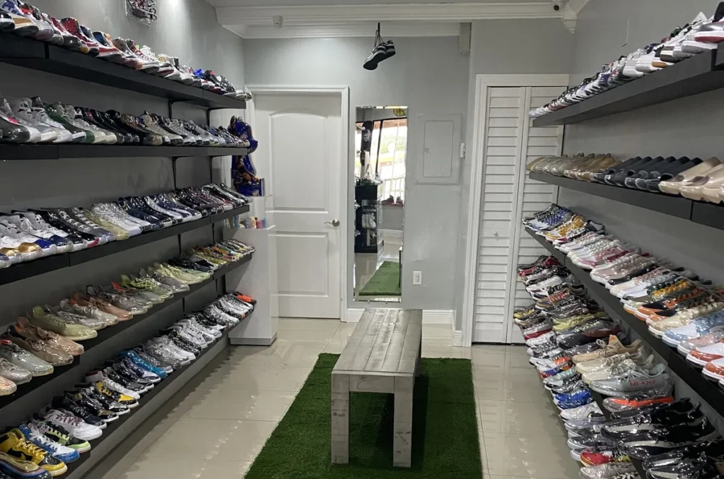 Interior de Solexective Miami en Hialeah Gardens con zapatillas de edición limitada y streetwear