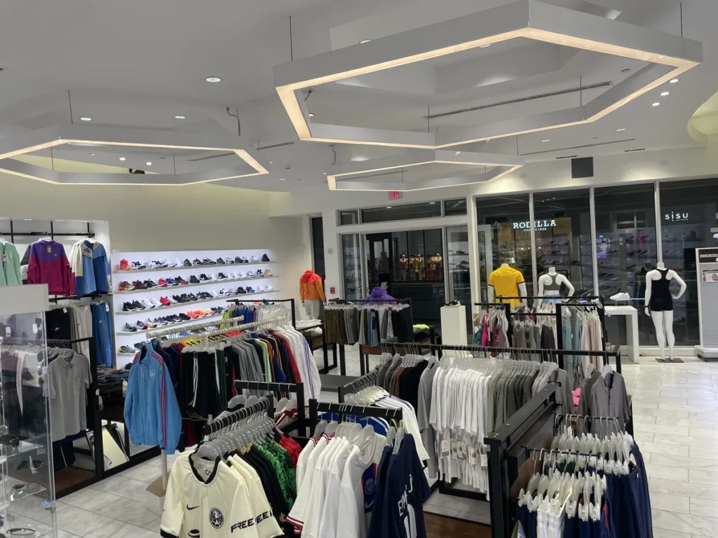 Interior de Sports Action en el Brickell City Centre en Downtown Miami con zapatillas deportivas y accesorios