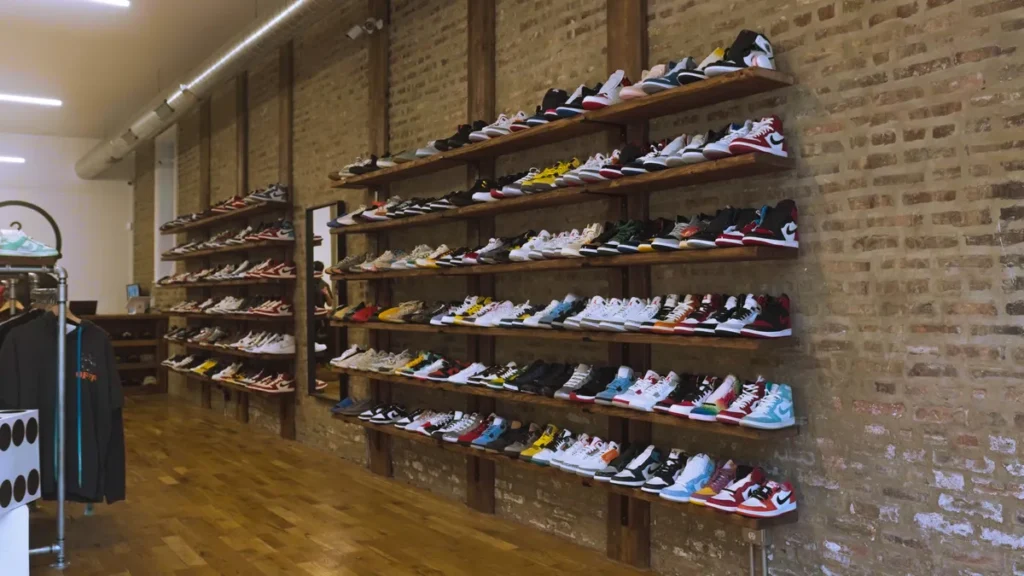 Las mejores tiendas de zapatillas de Chicago: tu guía definitiva para encontrar el par perfecto The Gallery Chicago Tienda The Gallery Chicago en Wicker Park con zapatillas y arte urbana