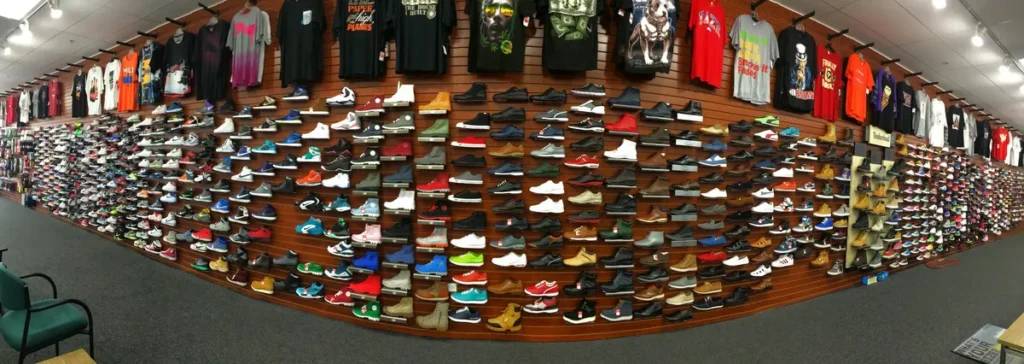 Las mejores tiendas de zapatillas de Chicago: tu guía definitiva para encontrar el par perfecto The Spot for Fits and Kicks Tienda The Spot for Fits and Kicks en Bedford Park con zapatillas y moda urbana