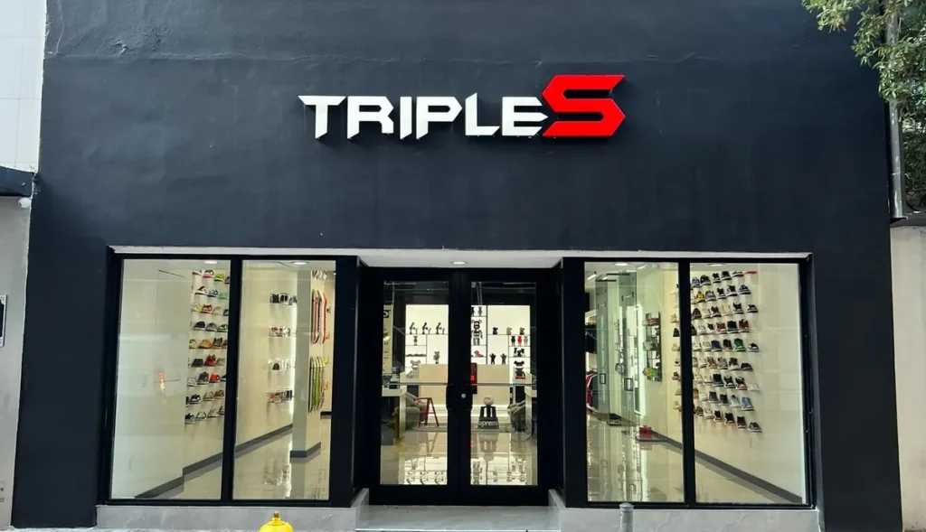 Triple S en Downtown Miami con zapatillas de edición limitada y streetwear