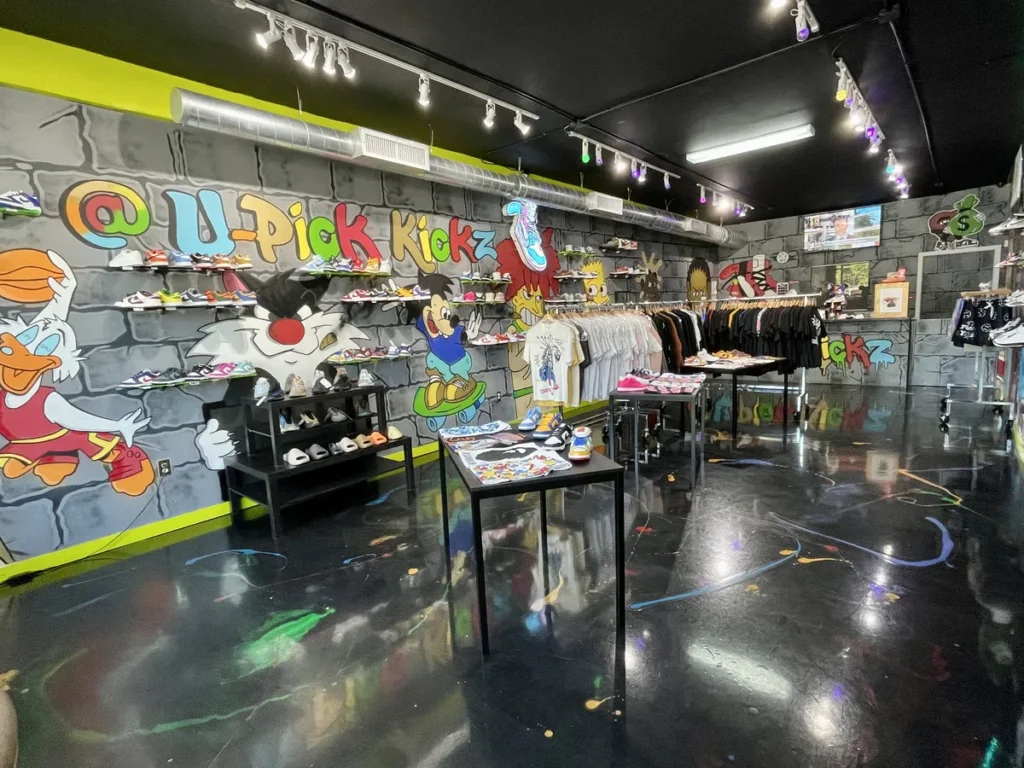 Interior de U-Pick Kickz en Wynwood con zapatillas de edición limitada y streetwear