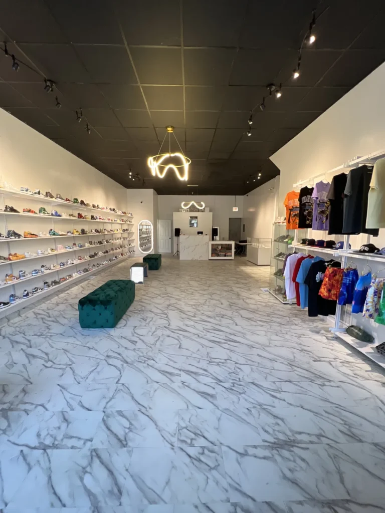 Las mejores tiendas de zapatillas de Chicago: tu guía definitiva para encontrar el par perfecto Vital Chinatown Tienda Vital Chinatown con zapatillas y moda urbana en Chinatown