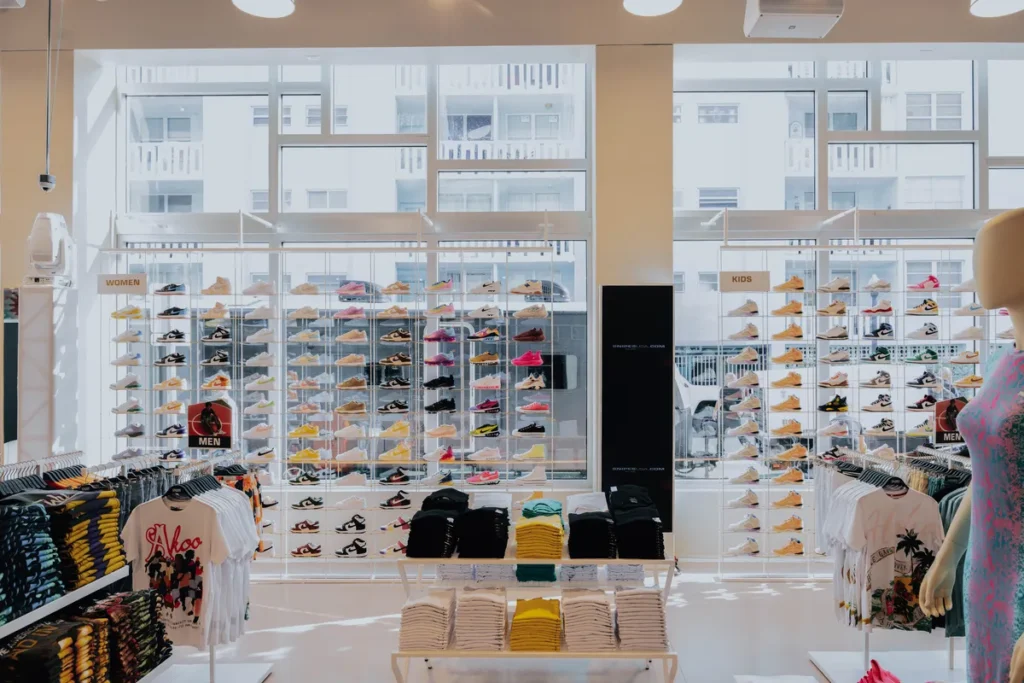 Interior de la tienda WE THE BEST X SNIPES en Miami Beach con zapatillas y ropa streetwear en un ambiente inspirado en la cultura hip-hop
