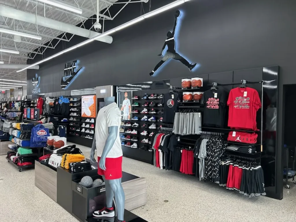 Interior de WSS en Flagami con zapatillas asequibles de varias marcas