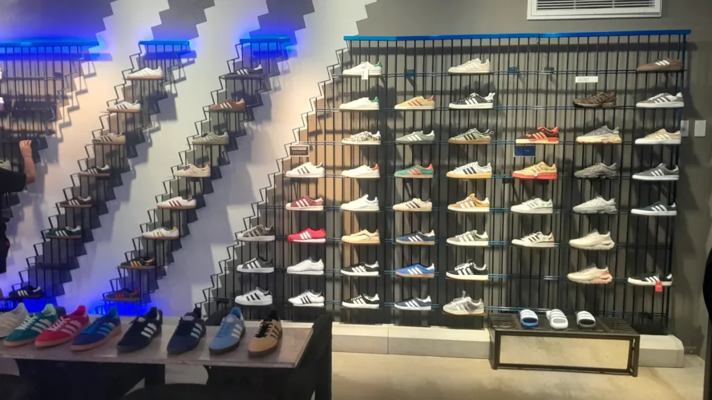 Interior de la adidas Originals Store Miami en la 8th Street con zapatillas lifestyle y ropa deportiva