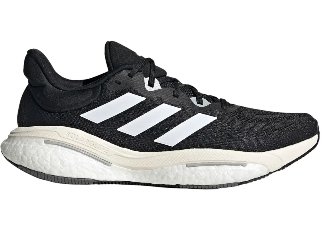 5 modelos de zapatillas Adidas para quienes trabajan de pie todo el día: comodidad y tecnología adidas Solarglide 6 Core Black Cloud White Grey Two Adidas SolarGlide 6: Zapatillas con tecnología Solar Propulsion Rail para estabilidad y amortiguación eficiente, ideales para largas jornadas de pie.