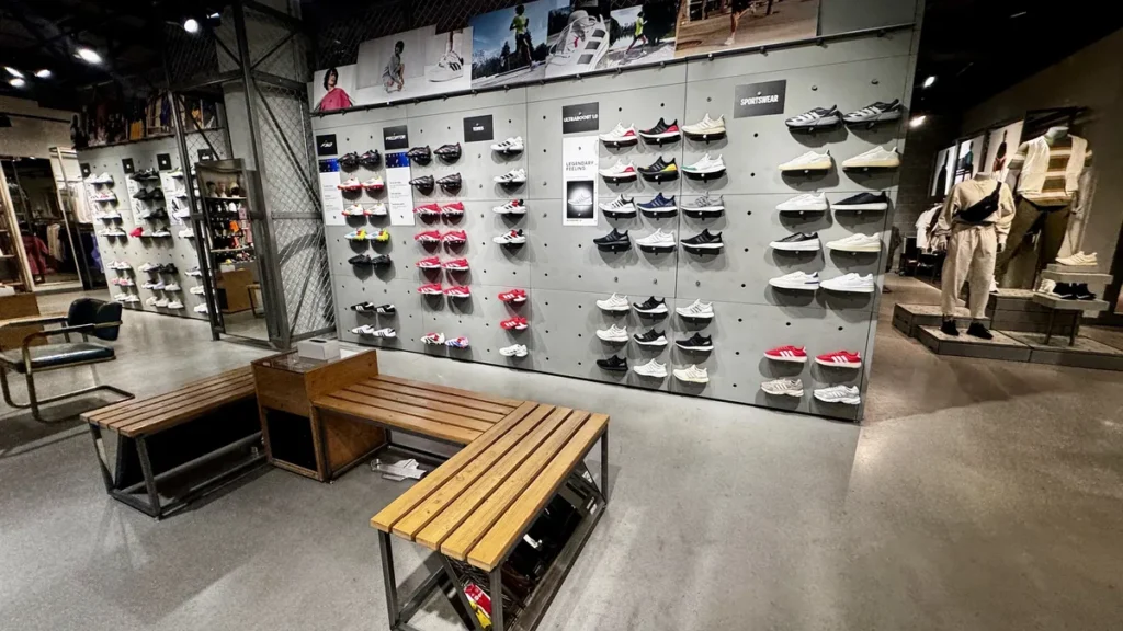 Las mejores tiendas de zapatillas de Chicago: tu guía definitiva para encontrar el par perfecto adidas Store Chicago Tienda Adidas Store Chicago en Magnificent Mile con zapatillas Yeezy y Ultra Boost