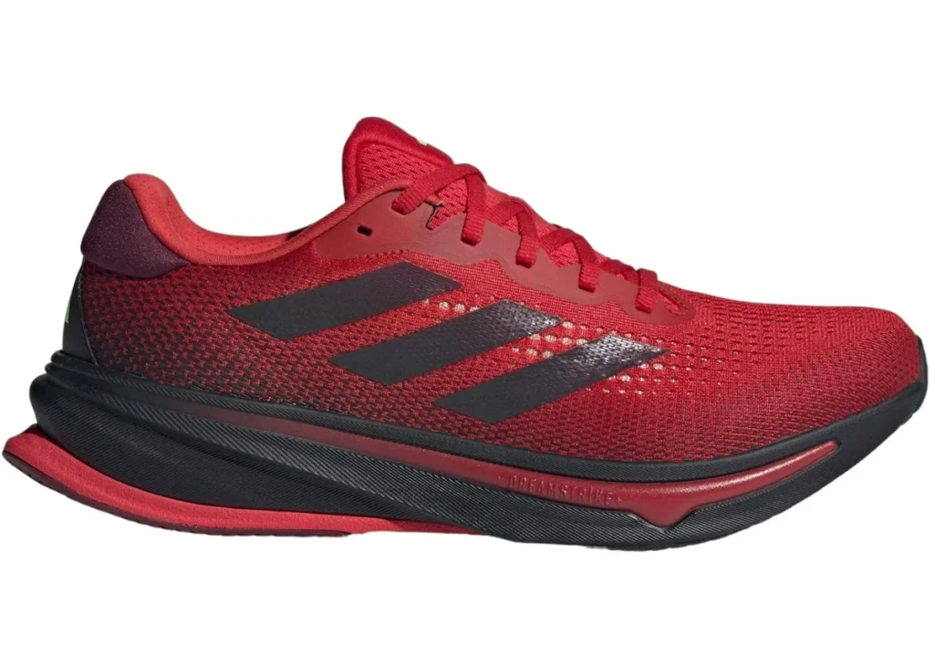 5 modelos de zapatillas Adidas para quienes trabajan de pie todo el día: comodidad y tecnología adidas Supernova Rise Better Scarlet Core Black Green Spark Adidas Supernova: Zapatillas con tecnología Boost y entresuela de EVA para amortiguación excepcional, hechas con materiales sostenibles para comodidad y durabilidad.
