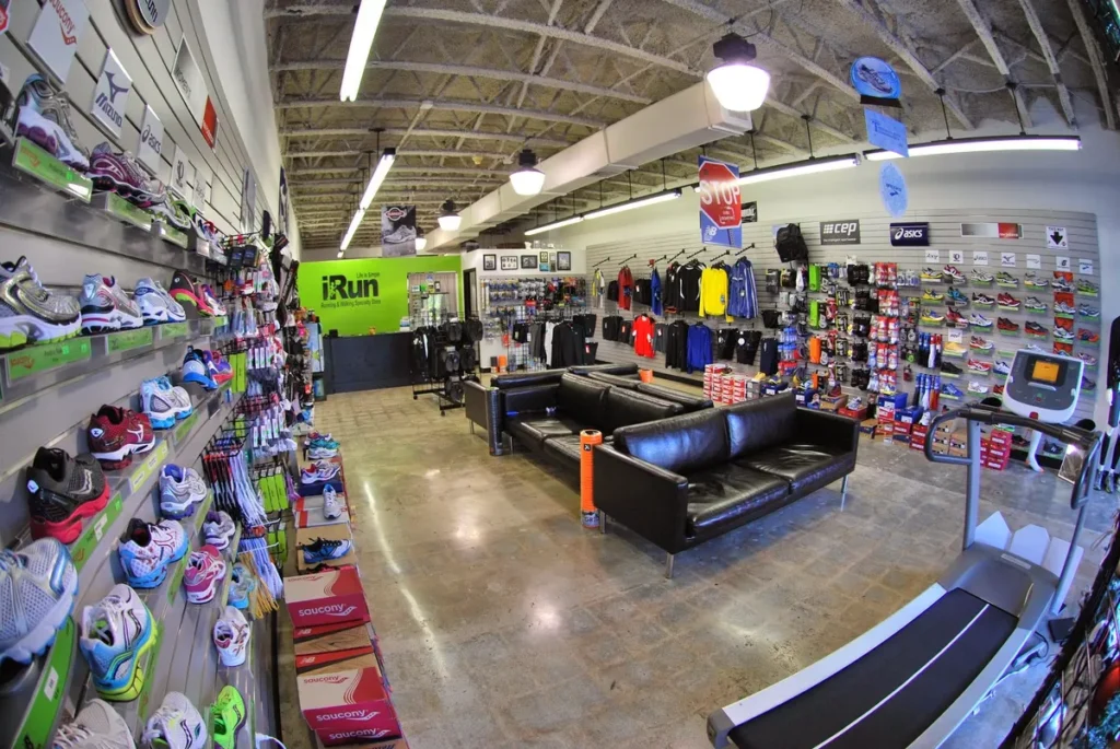 Interior de iRun & Company Miami en Upper East Side con zapatillas de running y asesoría personalizada