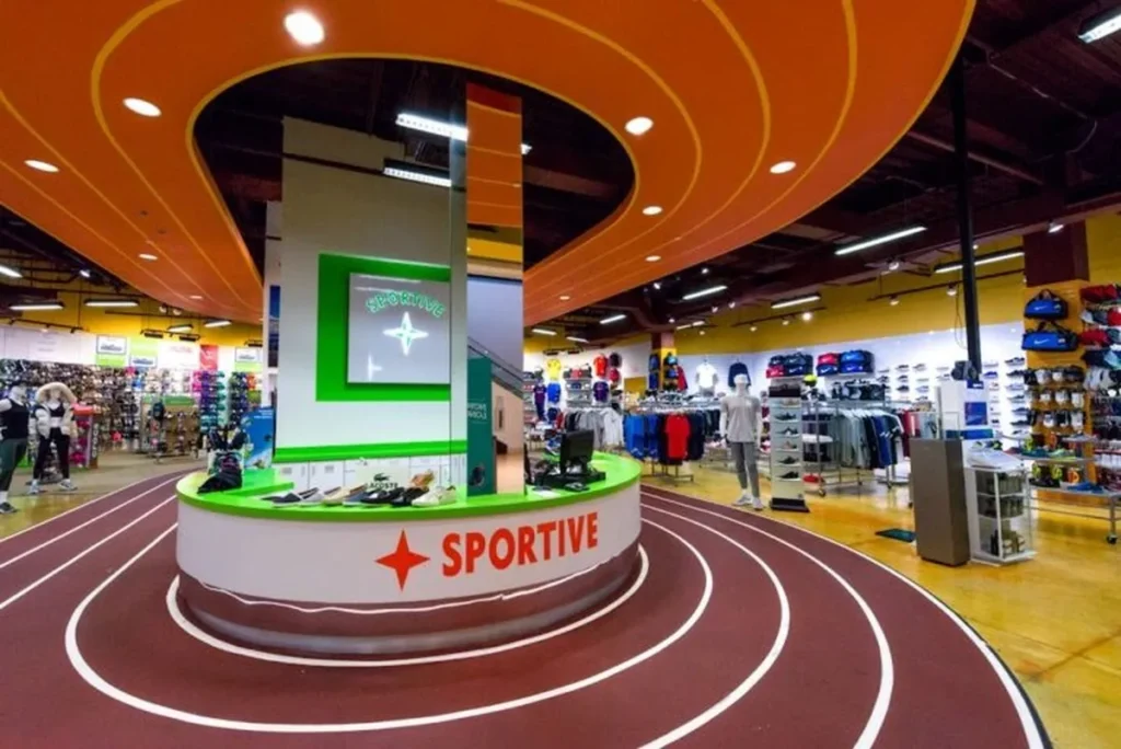 Interior de Sportive en el Bayside Marketplace en Downtown Miami con zapatillas deportivas y casuales