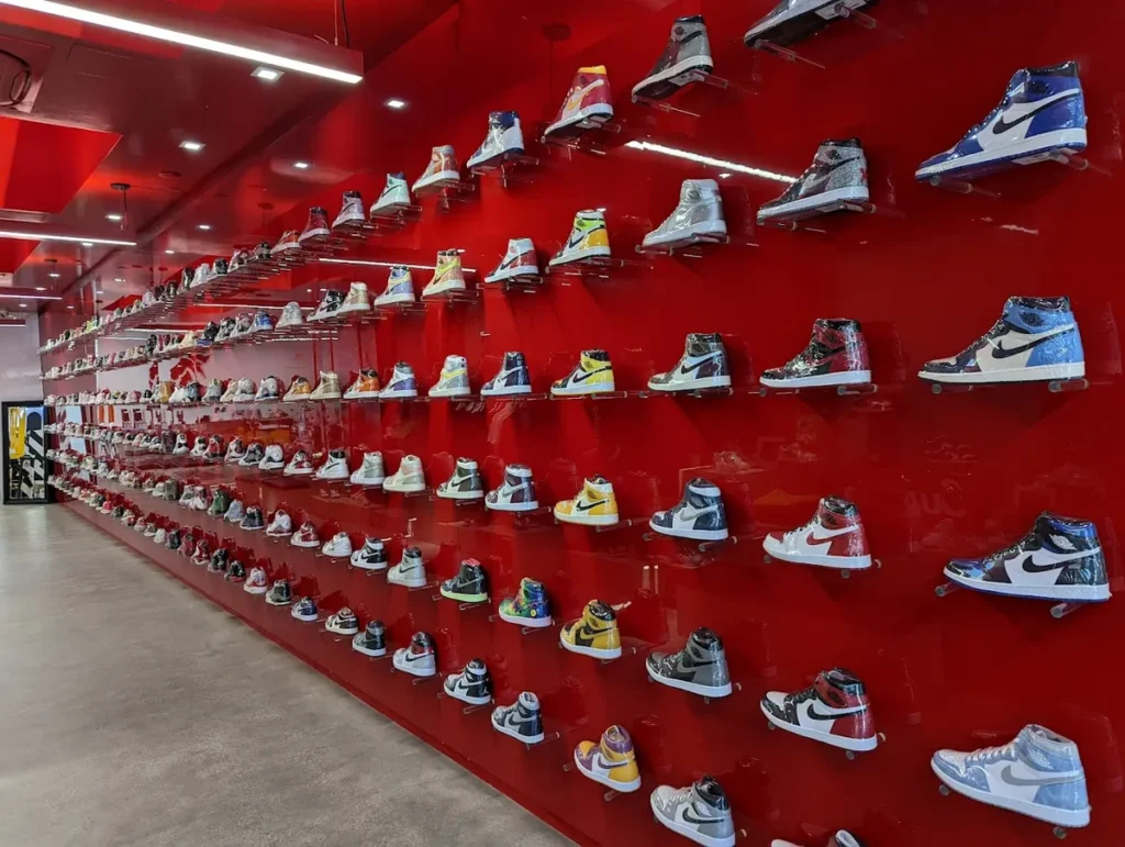 Tienda YankeeKicks en Miami Beach exhibiendo zapatillas exclusivas como Air Jordans y Yeezys en un ambiente sofisticado