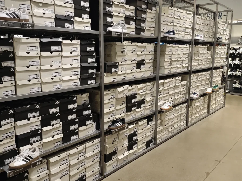 Loja de Calçados em Los Angeles adidas Outlet Store Commerce tênis e calçados em LA