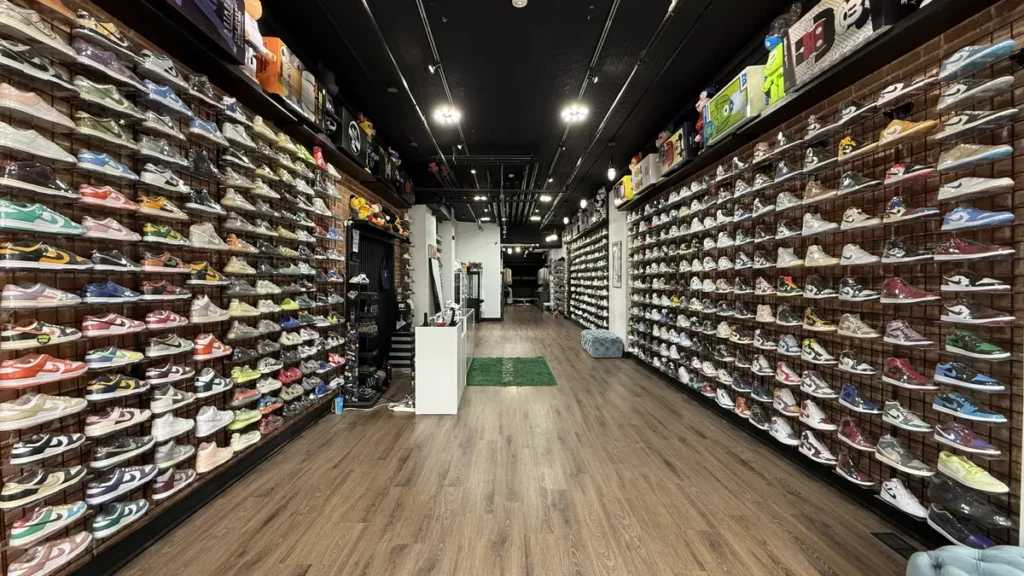 Imagem por dentro da loja de tênis Backdoor Toronto em Toronto, Canadá