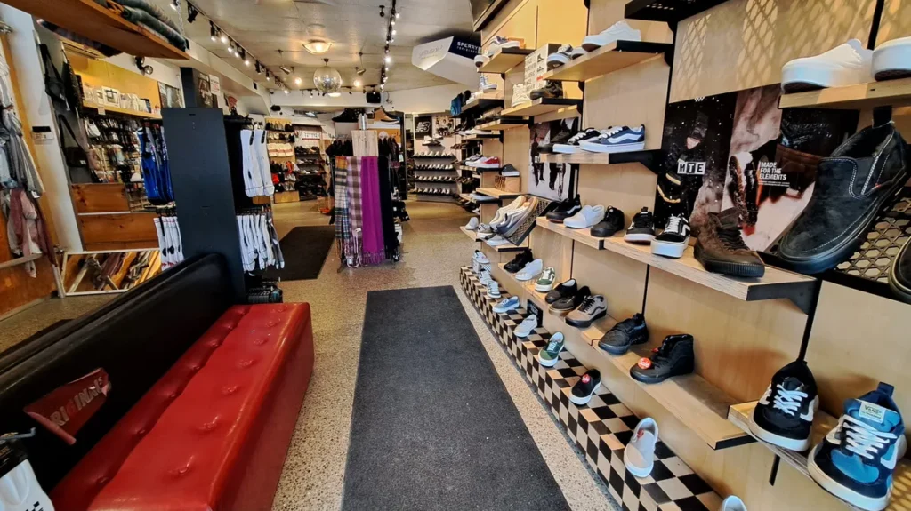 Imagem por dentro da loja de tênis Getoutside em Toronto, Canadá