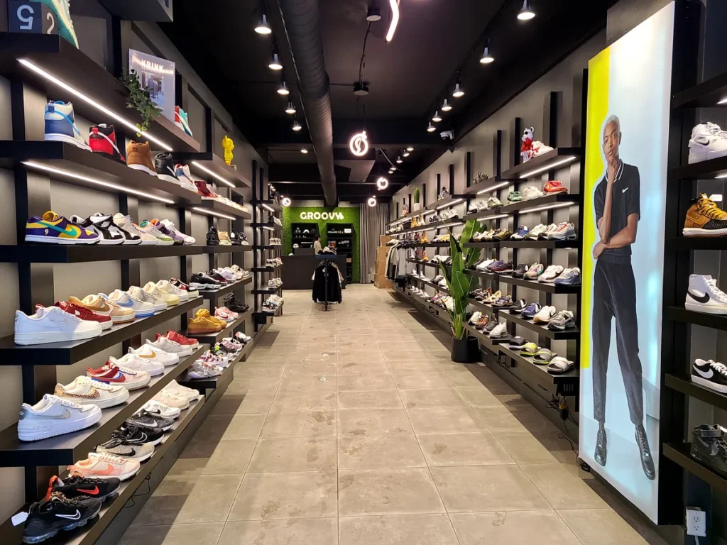 Imagem por dentro da loja de tênis Groovy em Toronto, Canadá