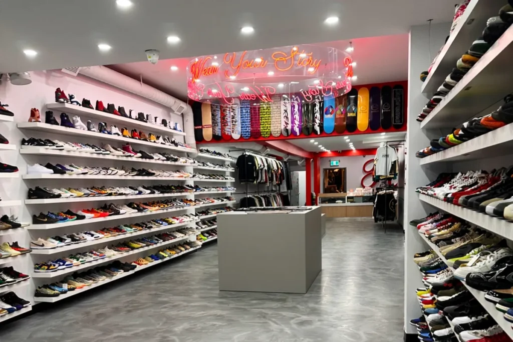 Imagem por dentro da loja de tênis Heatcheck Toronto em Toronto, Canadá