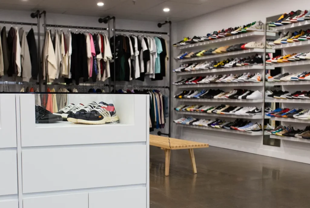 Imagem por dentro da loja de tênis Kenshi em Toronto, Canadá