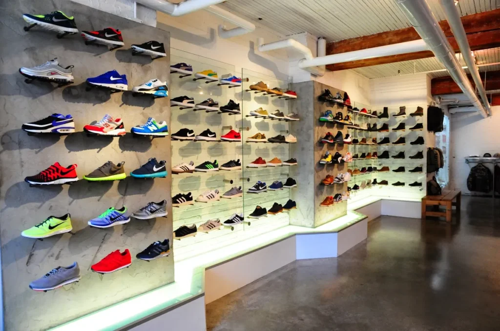 Imagem por dentro da loja de tênis Livestock em Toronto, Canadá