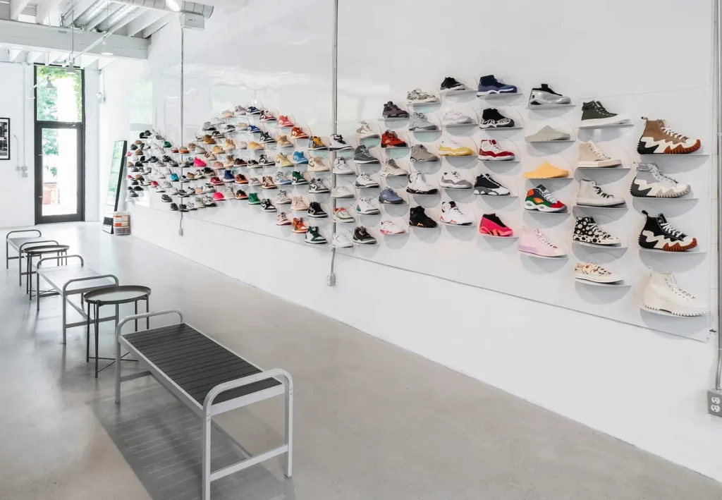 Imagem por dentro da loja de tênis Makeway em Toronto, Canadá