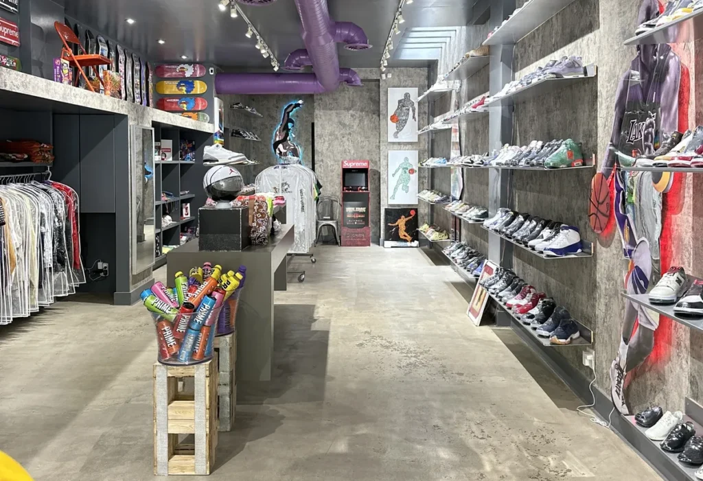 Imagem por dentro da loja de tênis Mood Toronto em Toronto, Canadá