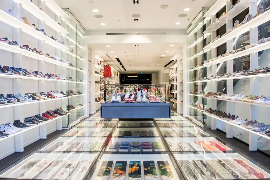 Imagem por dentro da loja de tênis OD Toronto em Toronto, Canadá