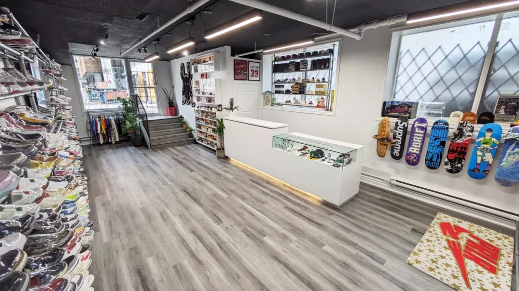 Imagem por dentro da loja de tênis Parlor 23 em Toronto, Canadá