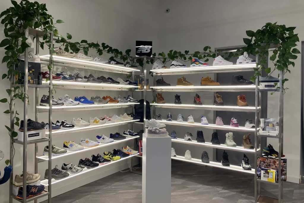 Imagem por dentro da loja de tênis Solestop em Toronto, Canadá