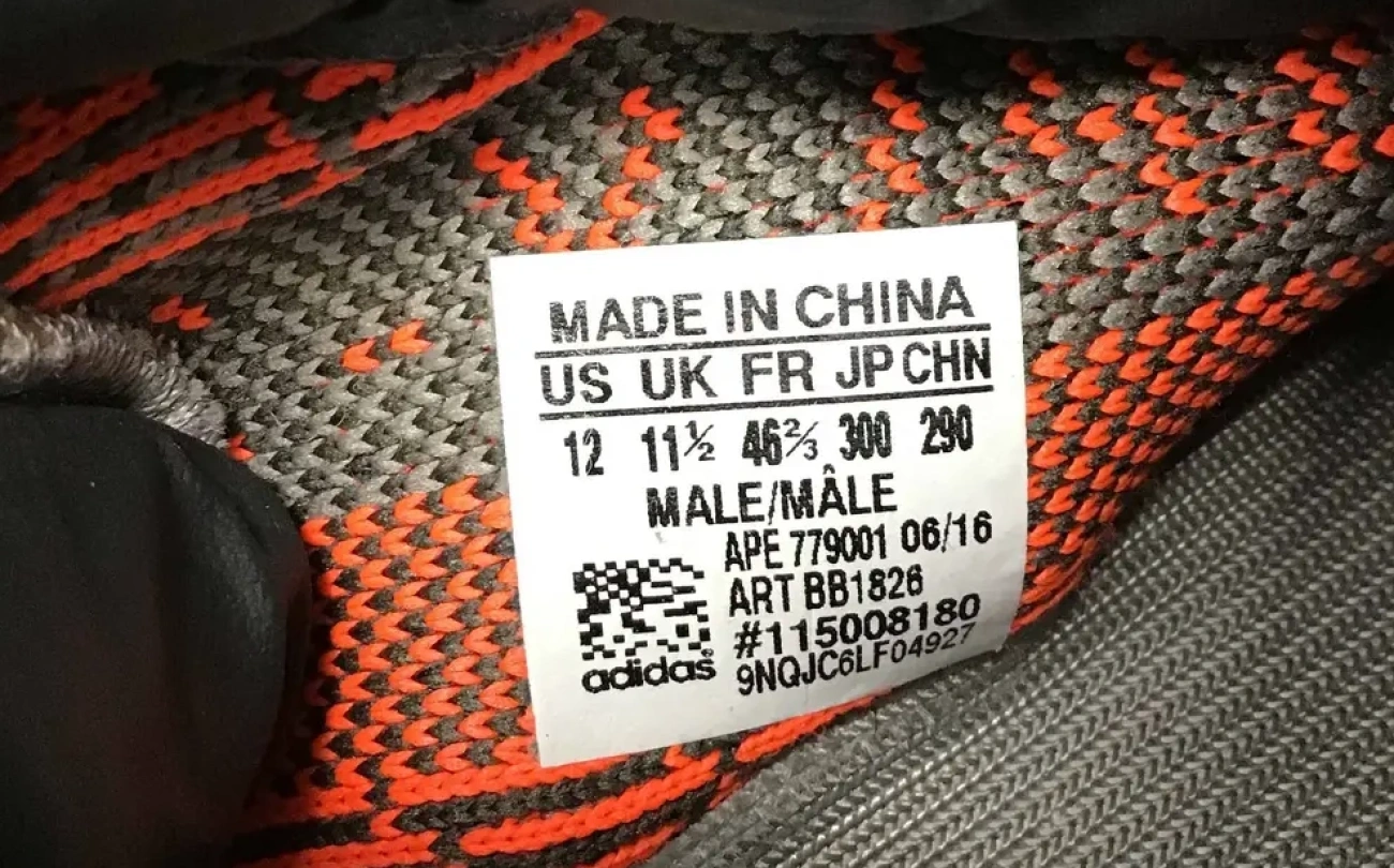 Etiqueta interna de um adidas yeezy